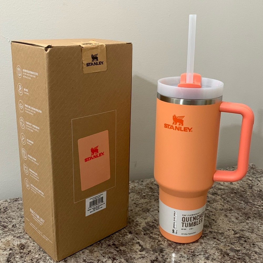 Pastel Orange / Peachy Stanley 40 oz Quencher H2.0 Tumbler